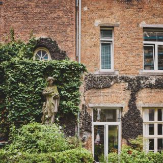 Dans le jardin du calvaire de l’église Saint-Paul.
