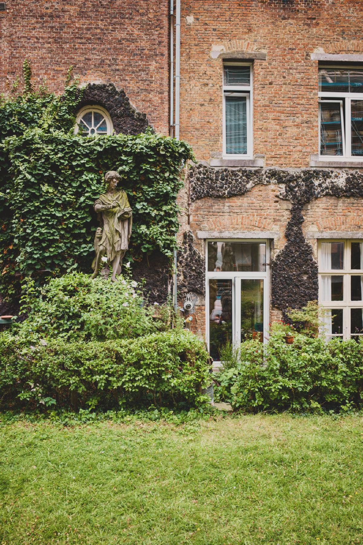 Dans le jardin du calvaire de l’église Saint-Paul.