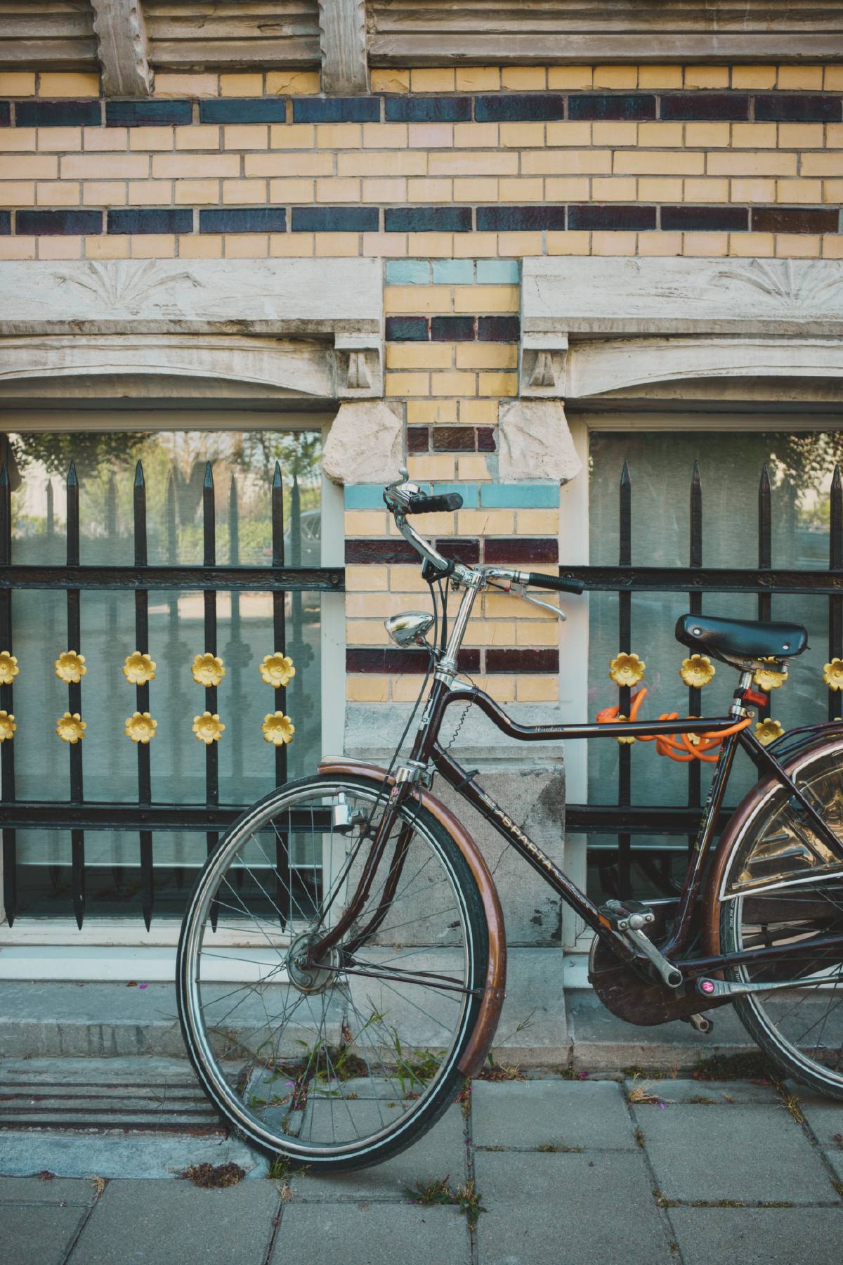 Les vélos sont rarement attachés à Anvers, et quand ils le sont, c’est seulement pour arrêter les gens honnêtes.